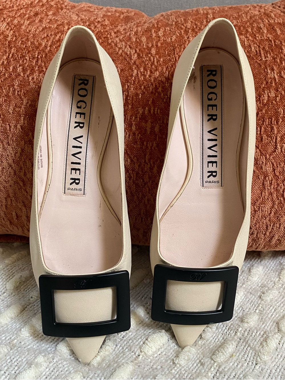 {Roger Vivier} Gommettine Leather Ballerina Shoe - Picture 6 of 16